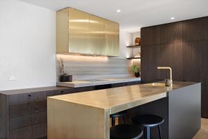 kuchnia z blatem z dwoma stołkami w obiekcie The Bunkers Penthouse-1 Bed w mieście Queenstown
