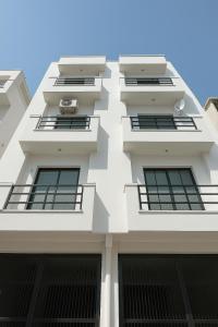 MalhourにあるVista Kove Flat - 101の側面にバルコニーがある白い建物 +2枚の写真