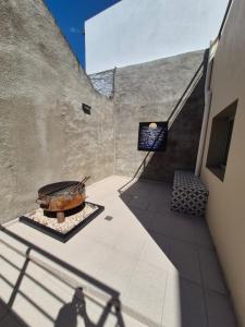 a building with a grill in the middle of a courtyard at EL CARMEL in Paraná