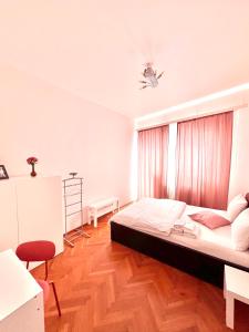 Postel nebo postele na pokoji v ubytování Downtown Unirii Square Private Economy Rooms with shared amenities
