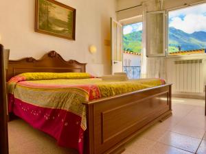 a bedroom with a large bed with a window at Hotel Villa Fiorentina in Ischia