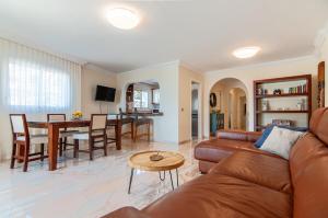 una sala de estar con un sofá y una mesa en Luxury 2-Bedroom Ocean View Apartment, en Puerto de Santiago