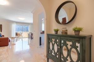 sala de estar con tocador verde y espejo en Luxury 2-Bedroom Ocean View Apartment, en Puerto de Santiago 27 fotos más