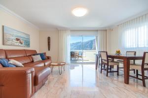 una sala de estar con un sofá y una mesa en Luxury 2-Bedroom Ocean View Apartment, en Puerto de Santiago