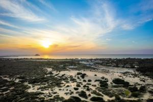 an aerial view of the beach at sunset at פנטהאוז מול הים - פנטהאוז יוקרתי בנאות גולף קיסריה in Caesarea