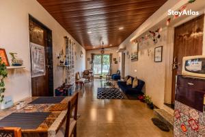 Posezení v ubytování Nysa Villa & Homestay By StayAtlas