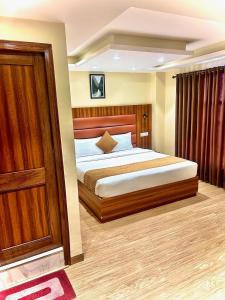 Kaisha Himalayan View في شيملا: غرفة نوم بسرير كبير مع لوح رأس خشبي +9 صور