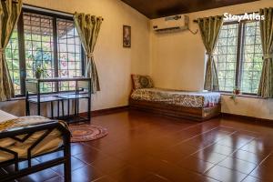Postel nebo postele na pokoji v ubytování Nysa Villa & Homestay By StayAtlas