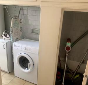 a laundry room with a washing machine and a washer at Grande maison de ville T7 in Perpignan