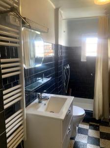 Ванная комната в Grande maison de ville T7