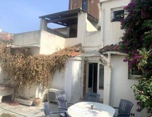 a table and chairs in front of a house at Grande maison de ville T7 in Perpignan