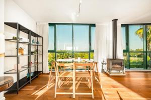 a dining room with a table and chairs and a fireplace at פנטהאוז מול הים - פנטהאוז יוקרתי בנאות גולף קיסריה in Caesarea