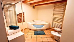 ein Badezimmer mit Badewanne, Toilette und Waschbecken in der Unterkunft LUXURY -JACUZZI- FLAT 100mq, elegante e storico, nel borgo medievale in Trient