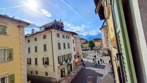 einen Blick aus dem Fenster einer Stadtstraße in der Unterkunft LUXURY -JACUZZI- FLAT 100mq, elegante e storico, nel borgo medievale in Trient + 28 Fotos