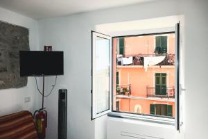 una finestra con vista sulla città di Costellino 5 Terre a Riomaggiore Altre 7 foto