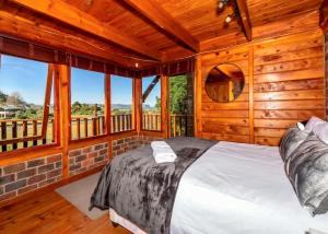 Ένα ή περισσότερα κρεβάτια σε δωμάτιο στο Salt River Cabin at Riverglades!