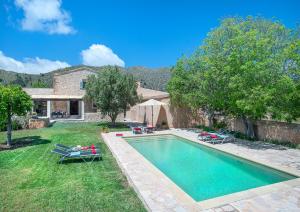 ein Swimmingpool im Hof eines Hauses in der Unterkunft Villa Vinya Frares - Luxury Retreat in Pollença + 31 Fotos