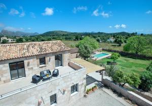 eine Luftaufnahme eines Hauses mit Swimmingpool in der Unterkunft Villa Vinya Frares - Luxury Retreat in Pollença