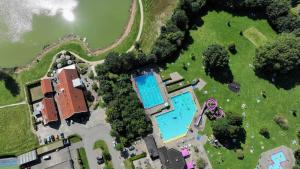 eine Draufsicht auf ein Schwimmbad in einem Park in der Unterkunft Chalet Hart van Zeeland met overdekt terras & natuur VP086 in Heinkensand