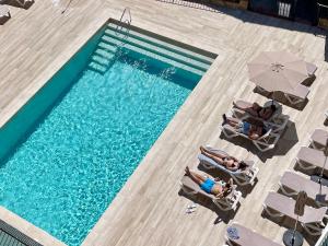 Bazén v ubytovaní LETS HOLIDAYS SEA VIEWS APARTMENT & POOL in SA GABARRA alebo v jeho blízkosti