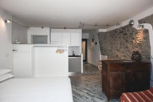 una stanza con una cucina bianca e un tavolo di Costellino 5 Terre a Riomaggiore