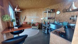 Oud-AdeにあるHut-Spot, comfortabel houten tuinhuisのキッチン(シンク、カウンター、スツール付)