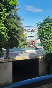 a view from a window of a street with a tree at Hospedaria Clã do Cla in Arraial do Cabo +5 photos
