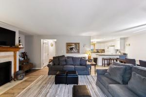 un salon avec un canapé et une cheminée dans l'établissement Tannery 64H - Family Retreat with Modern Comforts, à North Creek