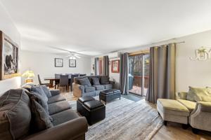 un salon avec un canapé et une table dans l'établissement Tannery 64H - Family Retreat with Modern Comforts, à North Creek