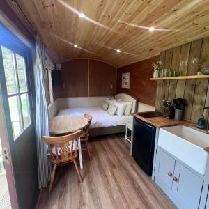 Postel nebo postele na pokoji v ubytování Mountain View Shepherds Hut
