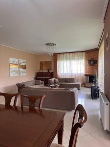 ein großes Wohnzimmer mit Sofas und einem Tisch in der Unterkunft La Maison in Áyios Nikólaos