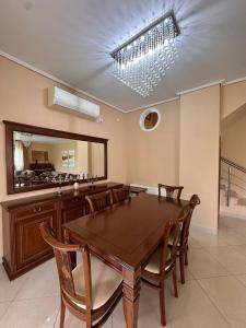 ein Esszimmer mit einem Holztisch und Stühlen in der Unterkunft La Maison in Áyios Nikólaos + 35 Fotos
