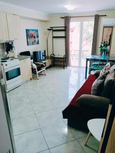 een woonkamer met een bank en een keuken bij Καινούριο Ανεξάρτητο Διαμέρισμα in Nafplio +19 foto's