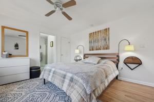una camera da letto con un letto e un ventilatore a soffitto di Sleeping Bear Cozy Corner End Unit a North Creek