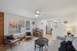 un soggiorno con un divano e un tavolo di Sleeping Bear Cozy Corner End Unit a North Creek Altre 23 foto
