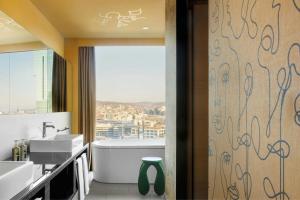 Un baño de Renaissance Zurich Tower Hotel