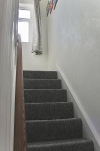 Bamber BridgeにあるYour lovely 3-bed home-from-home in Bamber Bridgeの窓のある家の階段