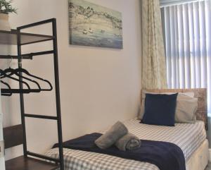 Bamber BridgeにあるYour lovely 3-bed home-from-home in Bamber Bridgeのベッドと二段ベッドのある寝室 +39枚の写真