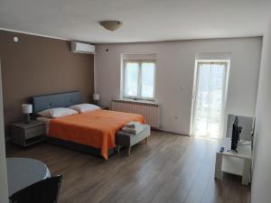 Room Benjamin في بوريتش: غرفة نوم بها سرير وتلفزيون