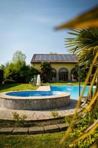 Bazén v ubytování Agriturismo Corte Capiluppia nebo v jeho okolí
