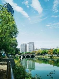 公寓附近的河景