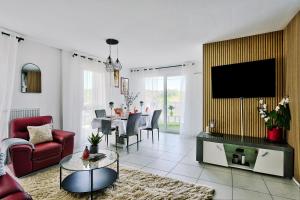 TV a/nebo společenská místnost v ubytování L'Eden Urbain Proche Lyon, Terrasse, BBQ et Parking