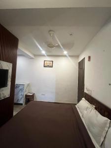 Postel nebo postele na pokoji v ubytování Hotel Lagoon Inn - Malviya Nagar