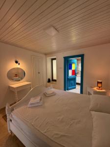 Imagen de la galería de 3-BR Stylish 2-Story Greek Stone House in Cunda, 