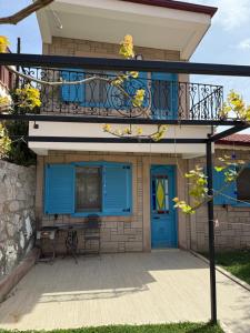 Imagen de la galería de 3-BR Stylish 2-Story Greek Stone House in Cunda, 