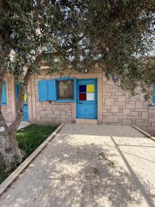 Imagen de la galería de 3-BR Stylish 2-Story Greek Stone House in Cunda, 