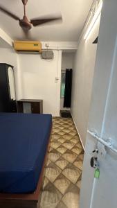 Postel nebo postele na pokoji v ubytování Jacob Residency
