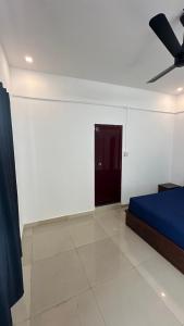 Postel nebo postele na pokoji v ubytování Jacob Residency