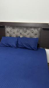 Postel nebo postele na pokoji v ubytování Jacob Residency