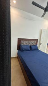 Postel nebo postele na pokoji v ubytování Jacob Residency